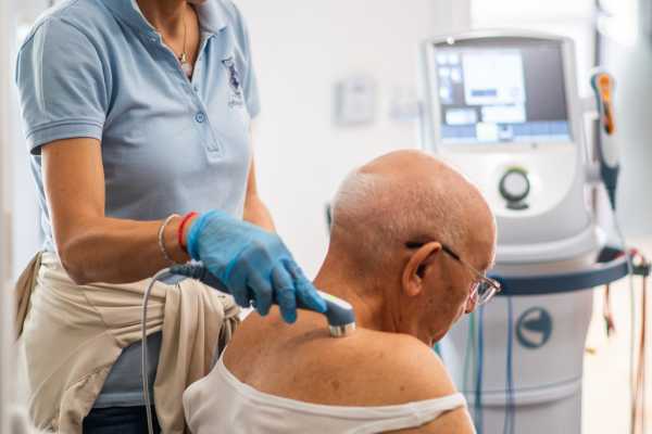 Ultrazvučna terapija ramena uz asistenciju terapeuta u Rehab Senior centru