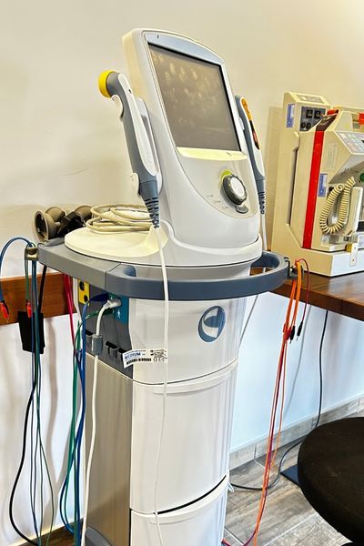 Medicinski kombinovani aparat za fizikalnu terapiju sa sondama i elektrodama, korišćen za elektroterapiju i ultrazvučnu terapiju seniora
