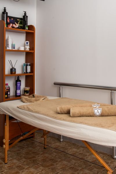 Terapijska masaža starijih osoba za ublažavanje bola i opuštanje mišića u rehabilitacionom centru