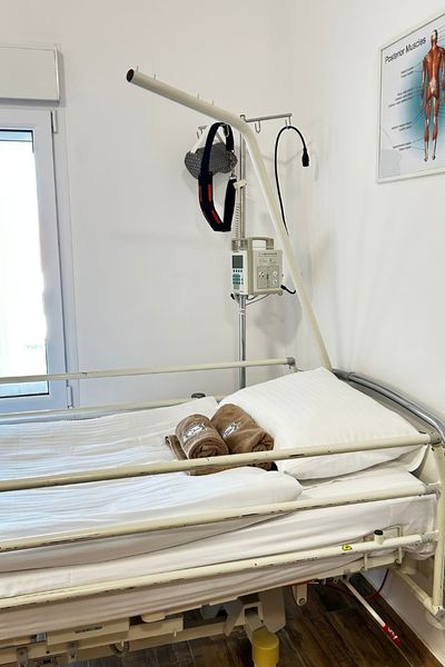 Masaža starijih osoba u sklopu programa rehabilitacije za bolju pokretljivost i opšte zdravlje u Rehab Senior centru